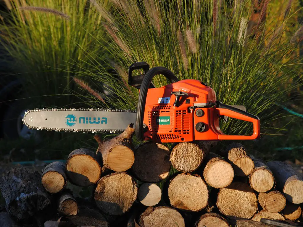 How to Store a Chainsaw So It Doesn’t Leak Oil